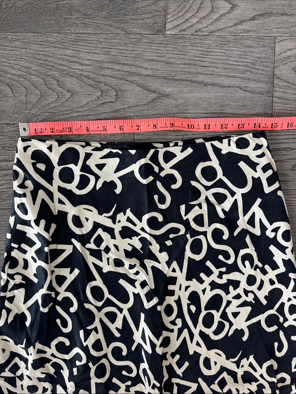 🌼H&M🌼 Black and White Graphic A-Line Matte Satin Skirt, Size 6